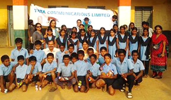 Volunteers conducted a session on increasing English literacy among the children of Karnataka Govt Kannada Medium School